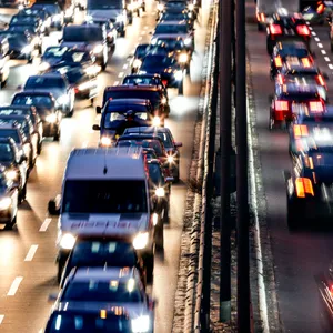 Am Montagmorgen kam es nach zwei Lkw-Unfällen zu Staus auf der A7 und der A24 (Symbolfoto).