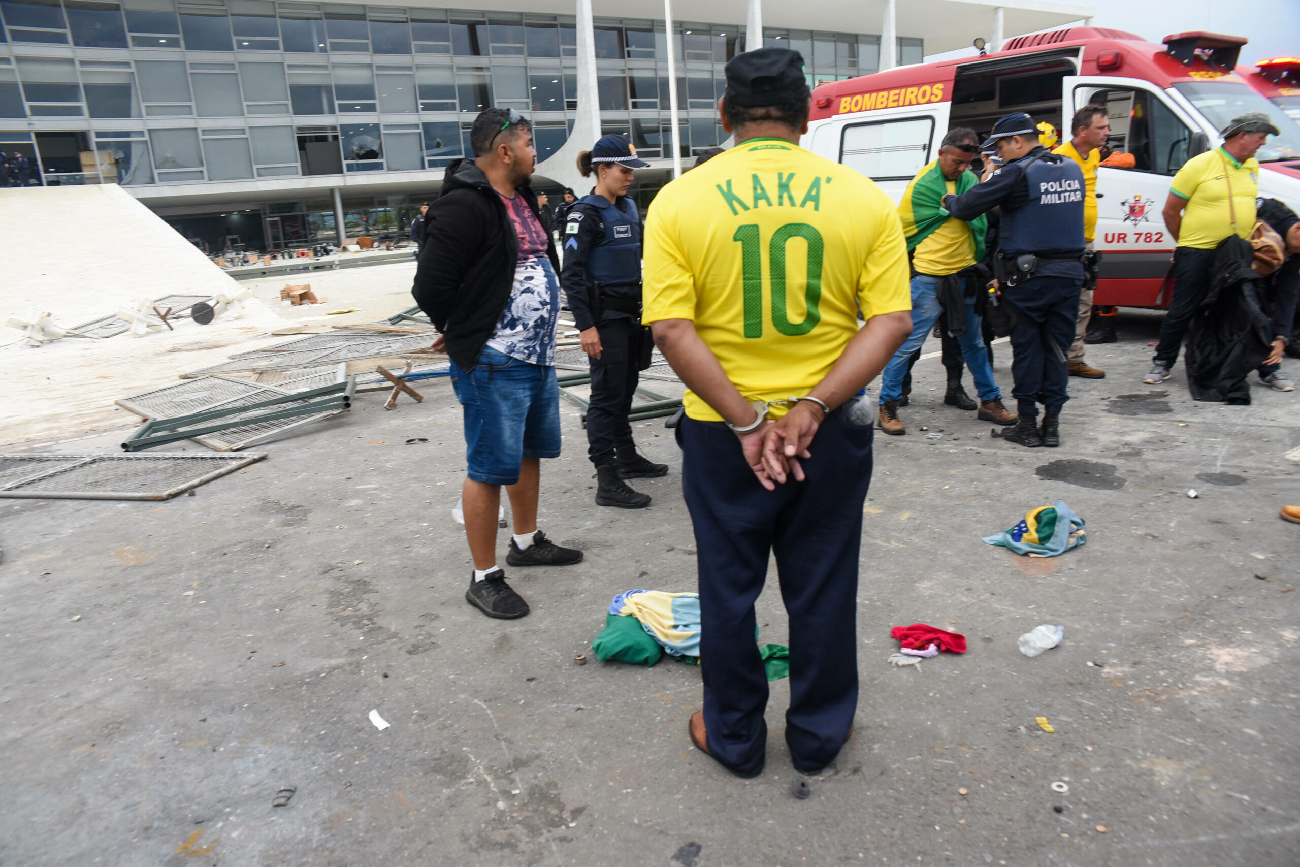 Zahlreiche Randalierer in Brasilia trugen Trikots der brasilianischen Fußballnationalmannschaft.