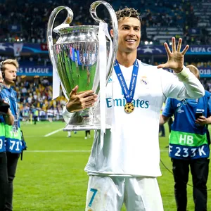 Cristiano Ronaldo mit dem Champions-League-Pokal