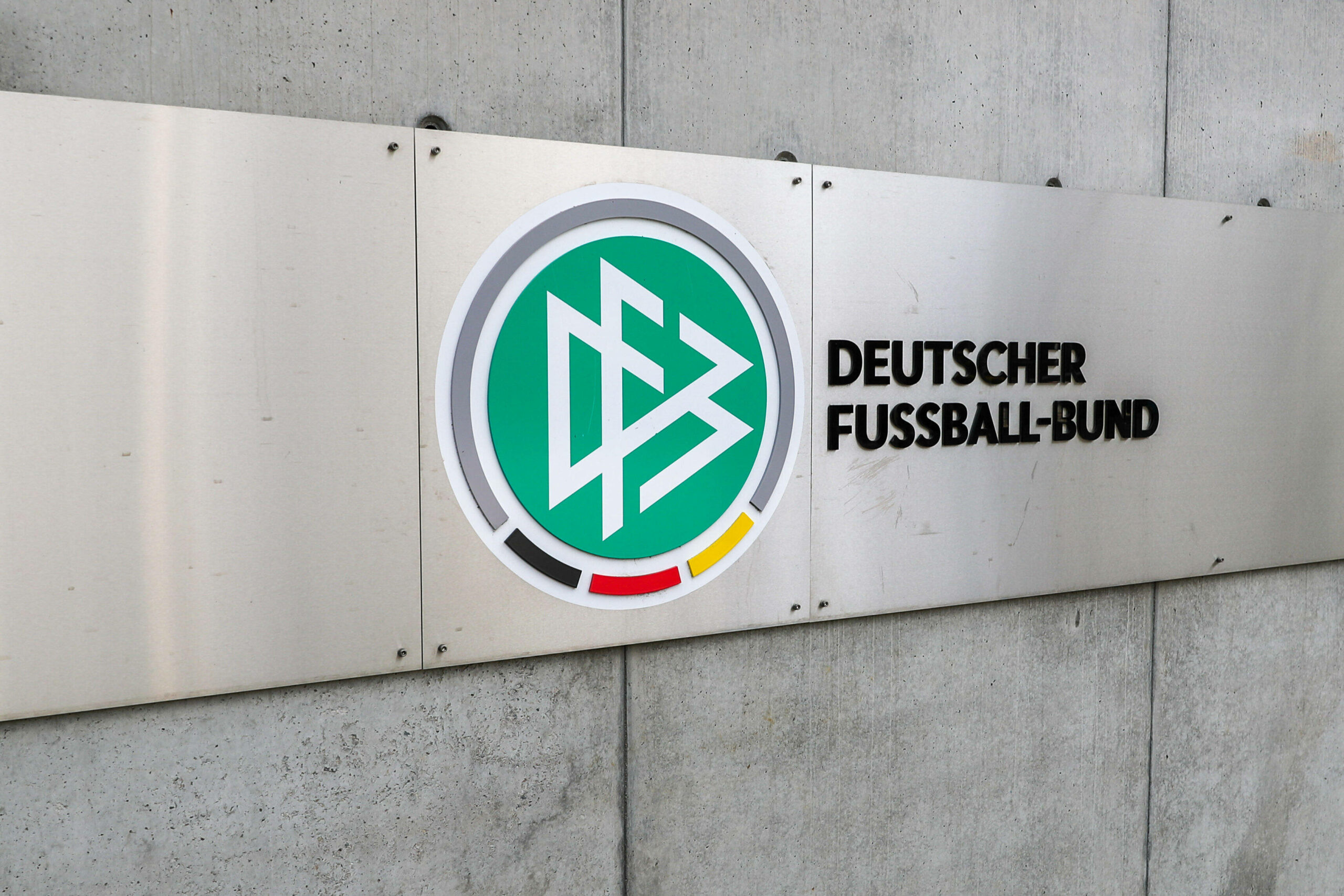 DFB-Logo vor der Zentrale (Symbolfoto)