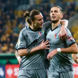 Irvine und Paqarada bejubeln ein St. Pauli-Tor