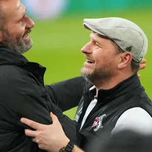 Zwei, die sich schätzen: HSV-Trainer Tim Walter (l.) und sein Kölner Kollege Steffen Baumgart.
