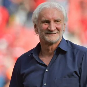 Rudi Völler lächelt in die Kamera