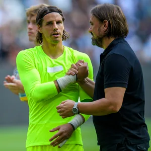 Yann Sommer und Daniel Farke schütteln sich die Hand.