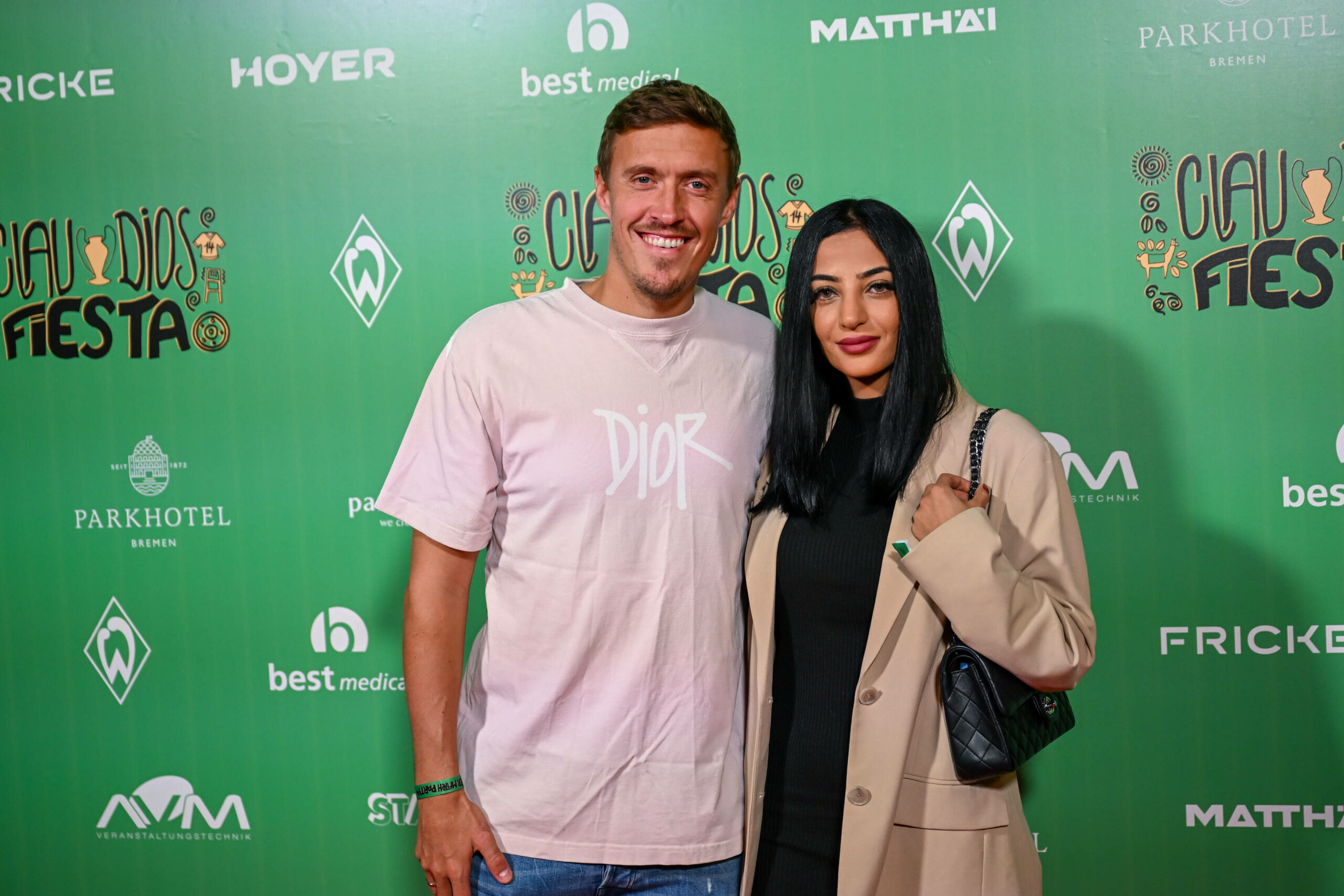 Max Kruse mit seiner Frau Dilara bei Claudio Pizarros Abschiedsspiel im September 2022
