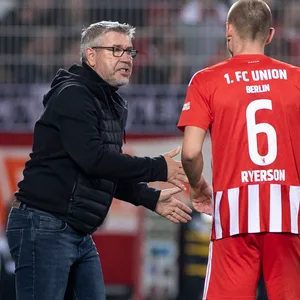 Urs Fischer und Julian Ryerson besprechen sich
