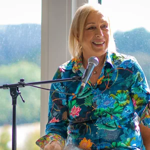 Martina Navratilova bei einem Auftritt am Mikrofon