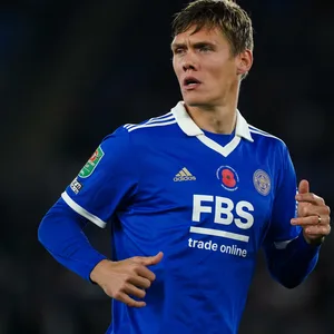 Jannik Vestergaard schaut nach links