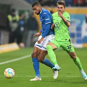 Maximilian Philipp im Zweikampf mit Hoffenheims Kevin Akpoguma
