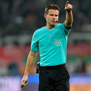 Dr. Felix Brych zeigt den Finger nach oben