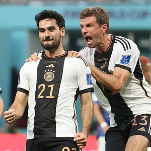 Gündogan jubelt gemeinsam mit Müller