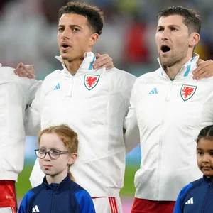 Walisische Nationalspieler singen die Hymne