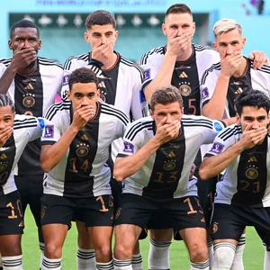 Deutschlands Nationalspieler halten sich den Mund zu