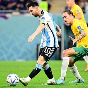 Lionel Messi gegen Jackson Irvine bei der WM