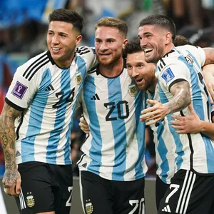Enzo Fernandez feiert mit argentinischen Teamkollegen bei der WM