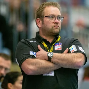 Handball-Trainer Steffen Birkner verschränkt die Arme