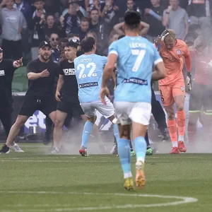 Platzsturm im Melbourne-Derby