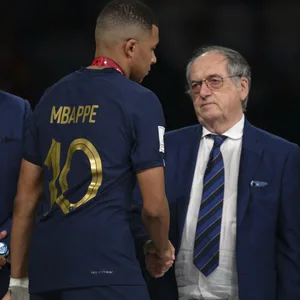 Kylian Mbappé und Noël Le Graët bei der Siegerehrung nach dem verlorenen WM-Finale in Katar