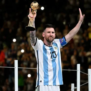 Lionel Messi mit dem WM-Pokal
