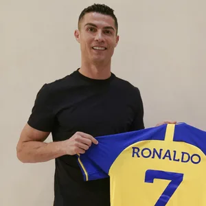 Cristiano Ronaldo hält sein neues Trikot