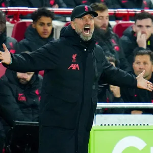 Jürgen Klopp gestikuliert wild an der Seitenlinie
