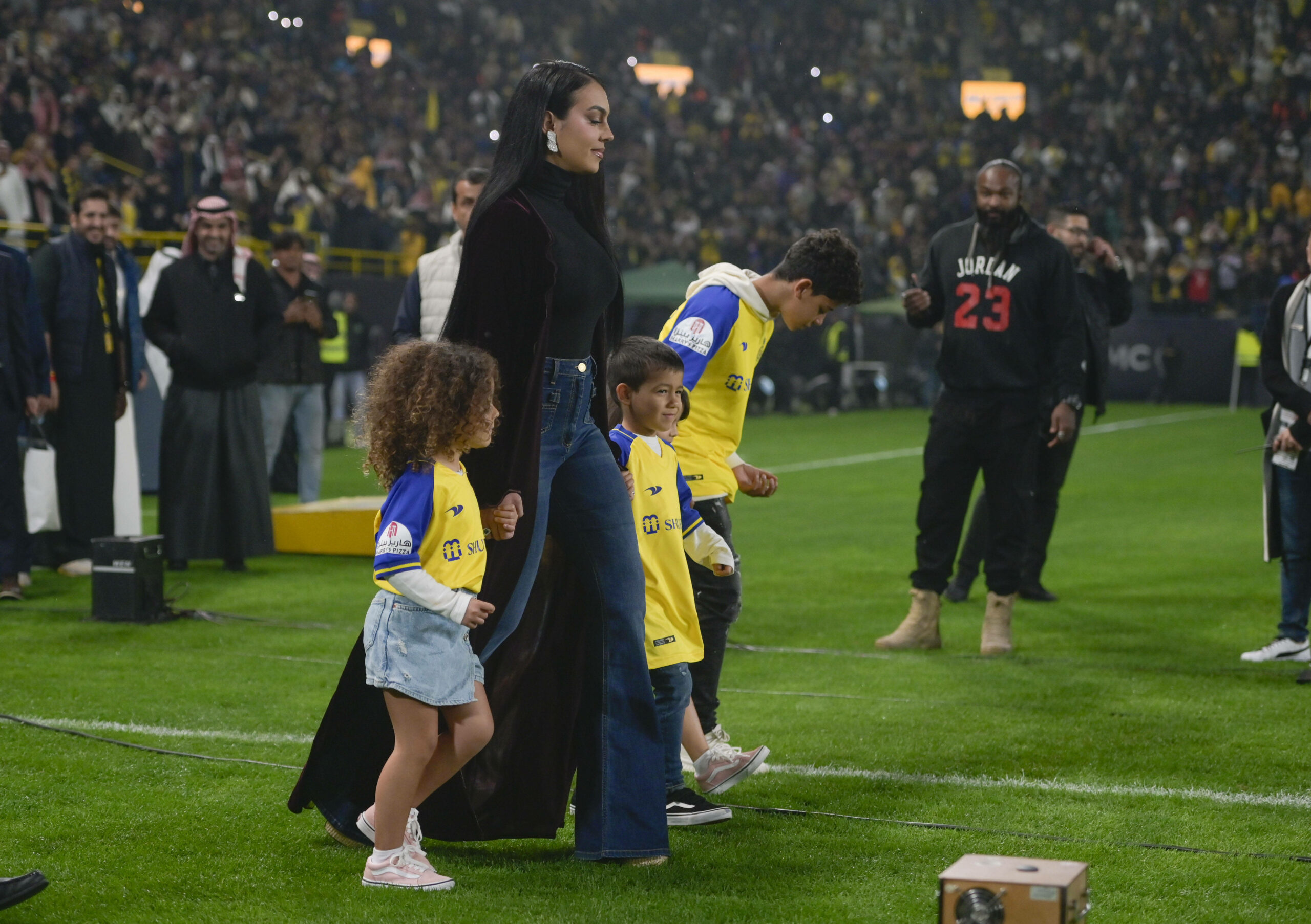 Georgina Rodriguez, Ehefrau von Cristiano Ronaldo, geht mit ihren Kindern während der offiziellen Enthüllung von Cristiano Ronaldo hinaus