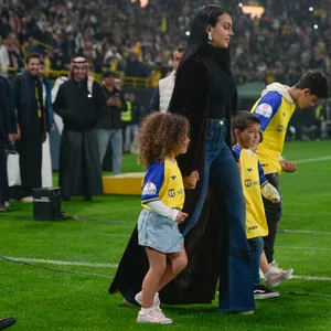 Georgina Rodriguez, Ehefrau von Cristiano Ronaldo, geht mit ihren Kindern während der offiziellen Enthüllung von Cristiano Ronaldo hinaus
