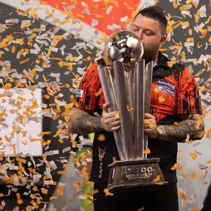 Michael Smith küsst den Pokal