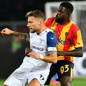 Samuel Umtiti im Zweikampf gegen Ciro Immobile