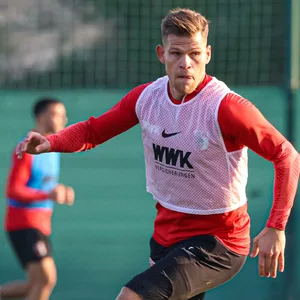 Florian Niederlechner im Training am Ball
