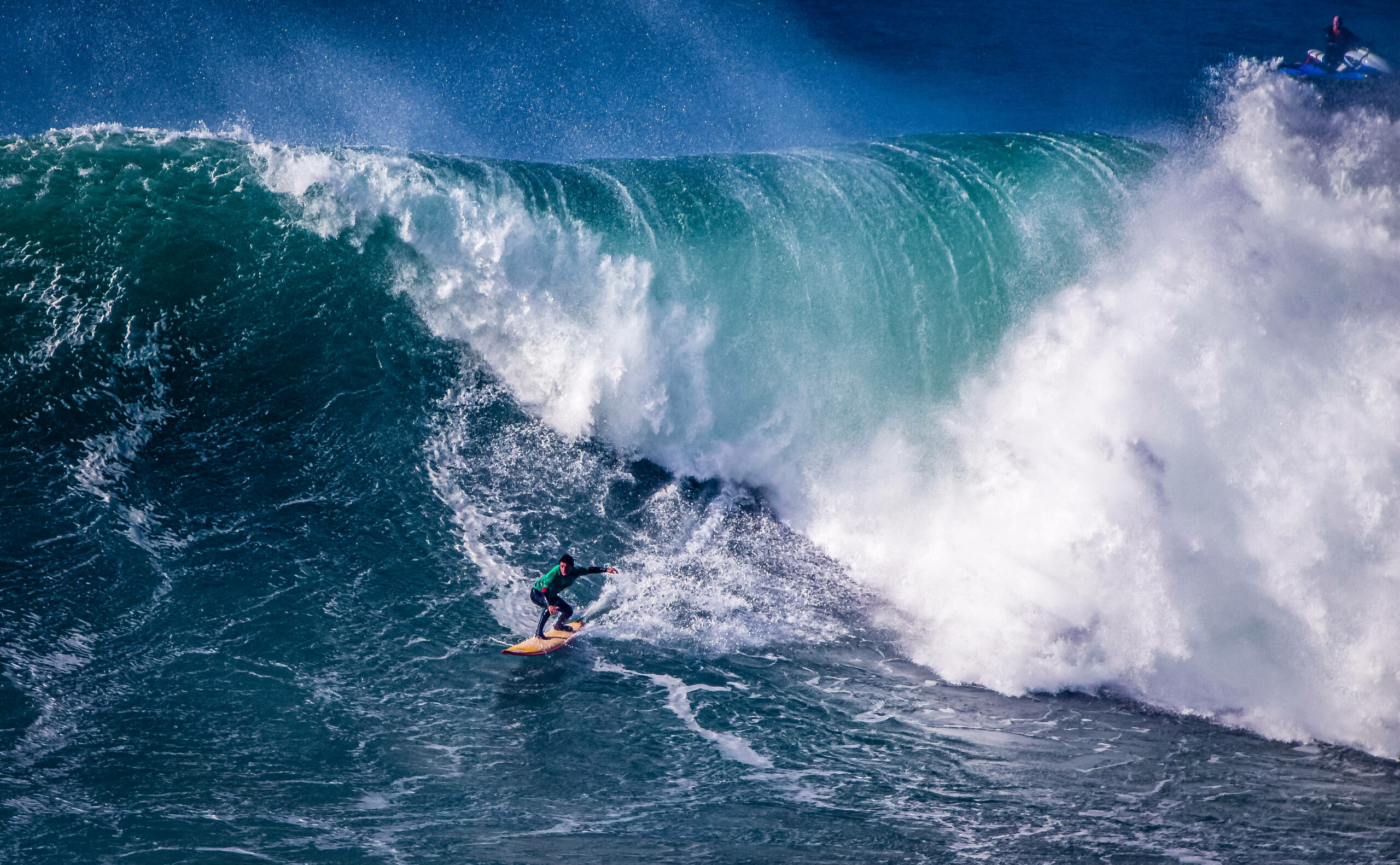 Big-Wave-Surfer in Aktion