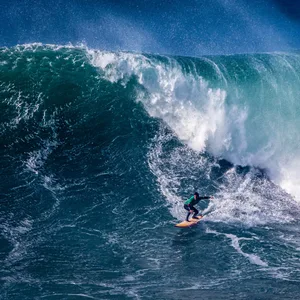Big-Wave-Surfer in Aktion