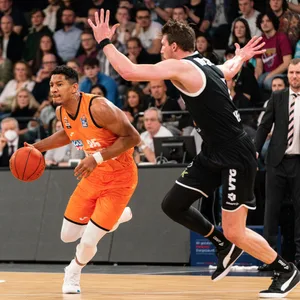 Nationalspieler Karim Jallow (l.) drehte gegen die Veolia Towers Hamburg in der zweiten Halbzeit auf.