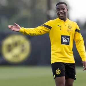 Youssoufa Moukoko gibt Anweisungen im Training