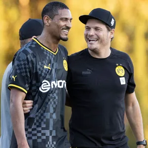 Dortmund-Trainer Edin Terzic freute sich mit Sebastien Haller.