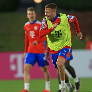 Joshua Kimmich ist gut gelaunt im Training