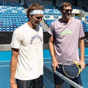Alexander Zverev und Dirk Nowitzki auf dem Tennisplatz