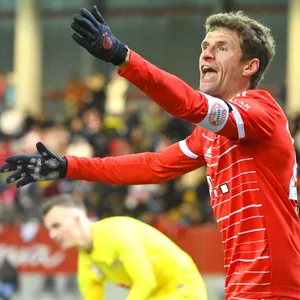 Thomas Müller gestikuliert wild