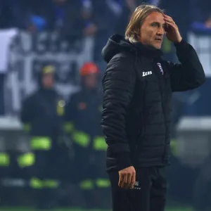 Davide Nicola runzelt die Stirn an der Seitenlinie