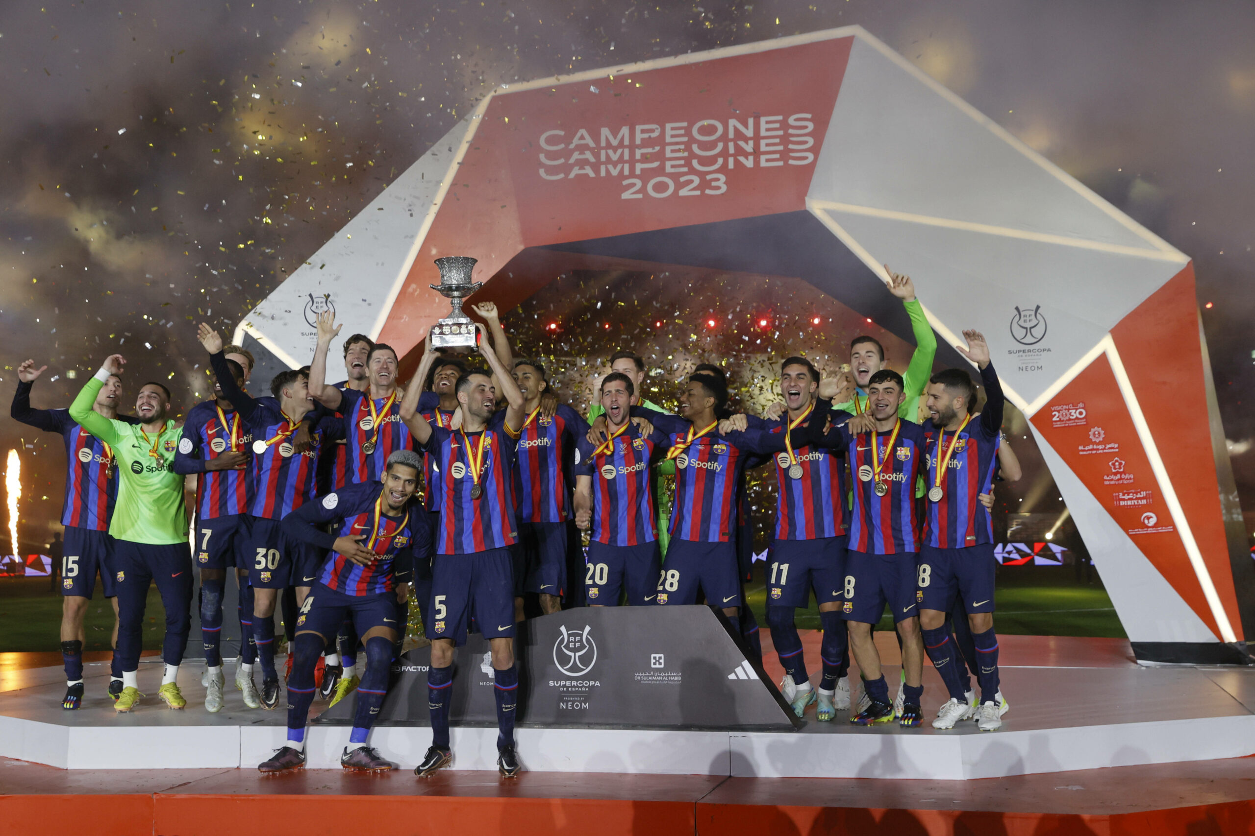 FC Barcelona feiert den Gewinn des Supercups