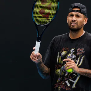 Nick Kyrgios holt zum Aufschlag aus