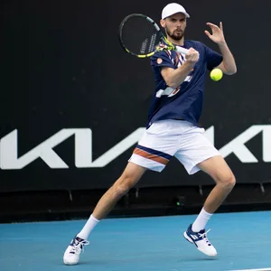Oscar Otte schlägt den Ball zurück