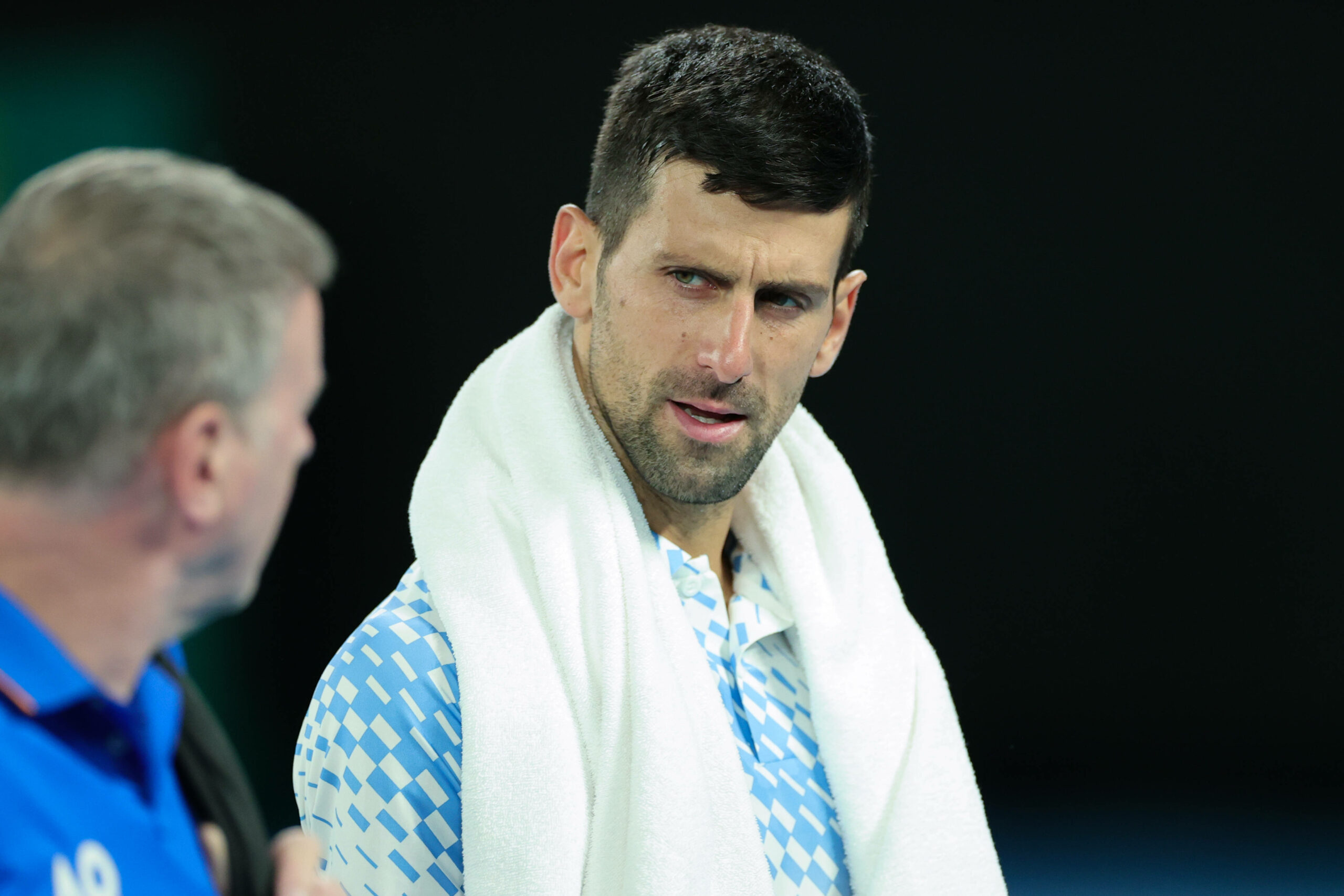 Novak Djokovic mit einem Handtuch