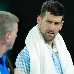 Novak Djokovic mit einem Handtuch