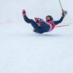 Henrik Röa stürzt bei der Ski-Abfahrt in Kitzbühel