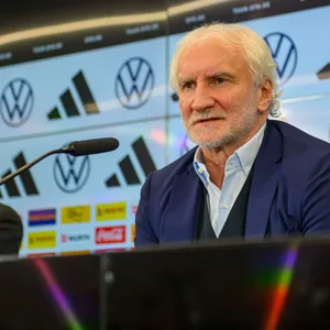 Rudi Völler spricht während der Pressekonferenz im DFB-Campus zu den Journalisten