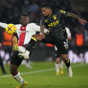 Mohammed Salisu (l.) und Leon Bailey (r.)