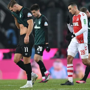 Niclas Füllkrug kann das Bremer Debakel in Köln nicht fassen.