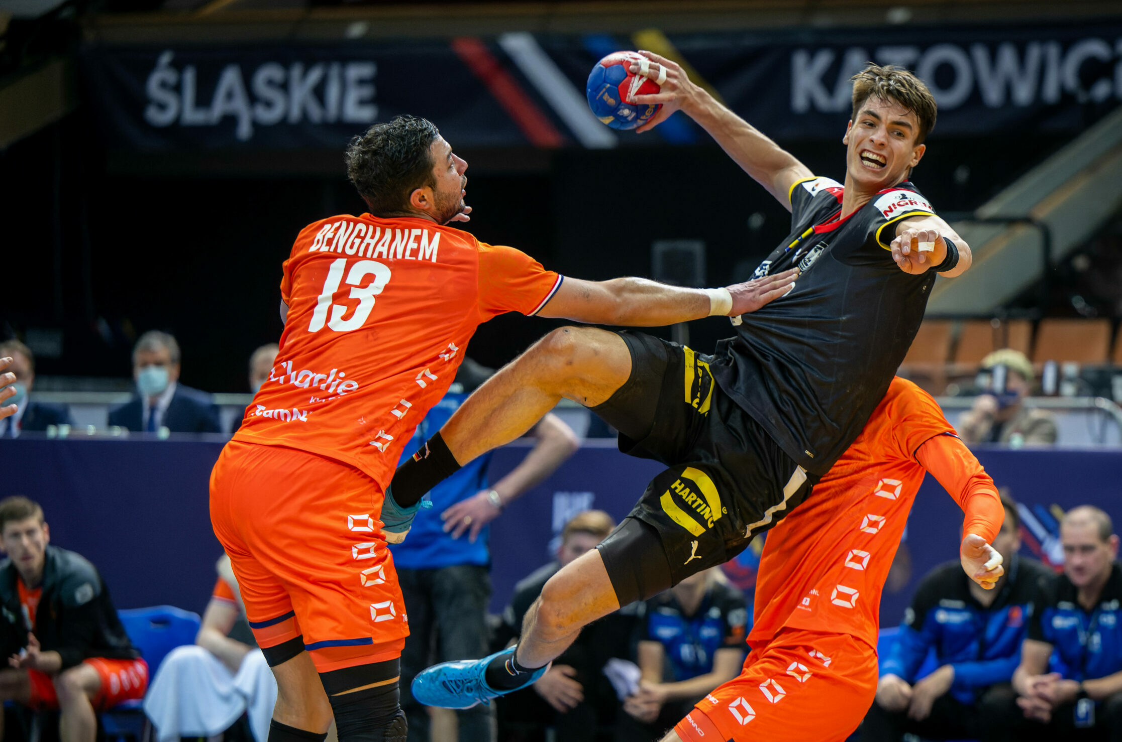 Der deutsche Handball-Nationalspieler Julian Köster beim Torwurf