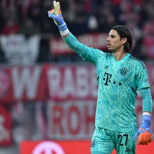Yann Sommer zeigt mit seinen Finger die Zwei